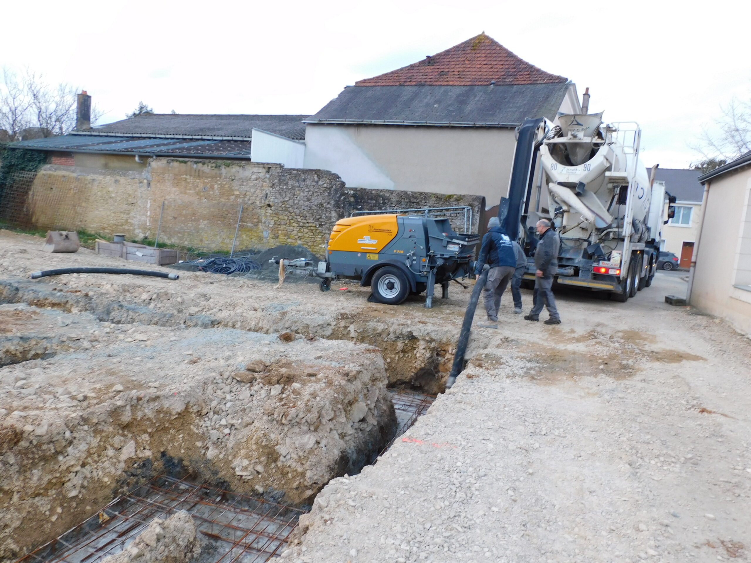 Chantier Précigné - 16 logements - coulage fondation avec pompe a béton