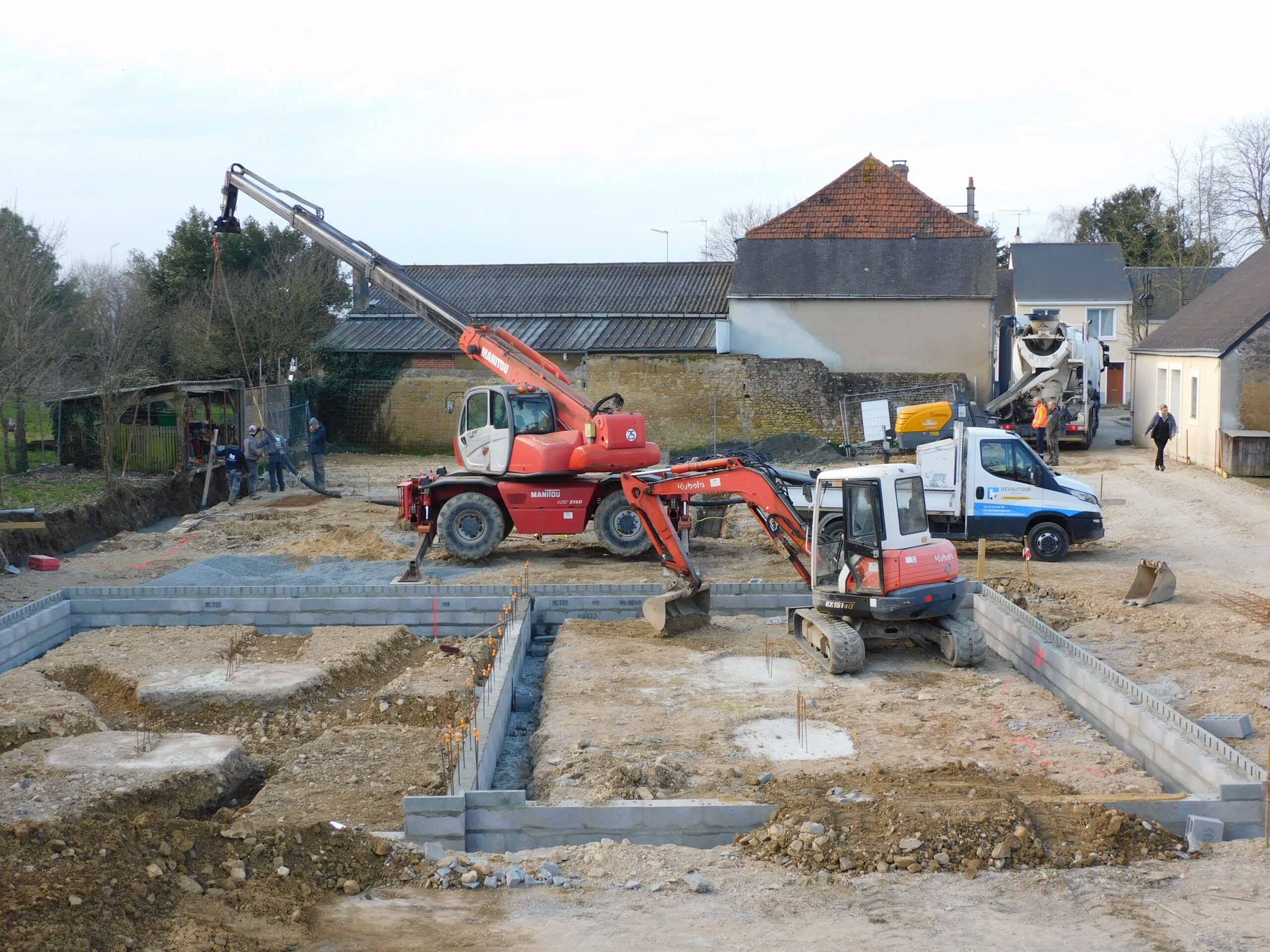 Chantier Précigné - 16 logements - coulage fondation avec pompe a béton