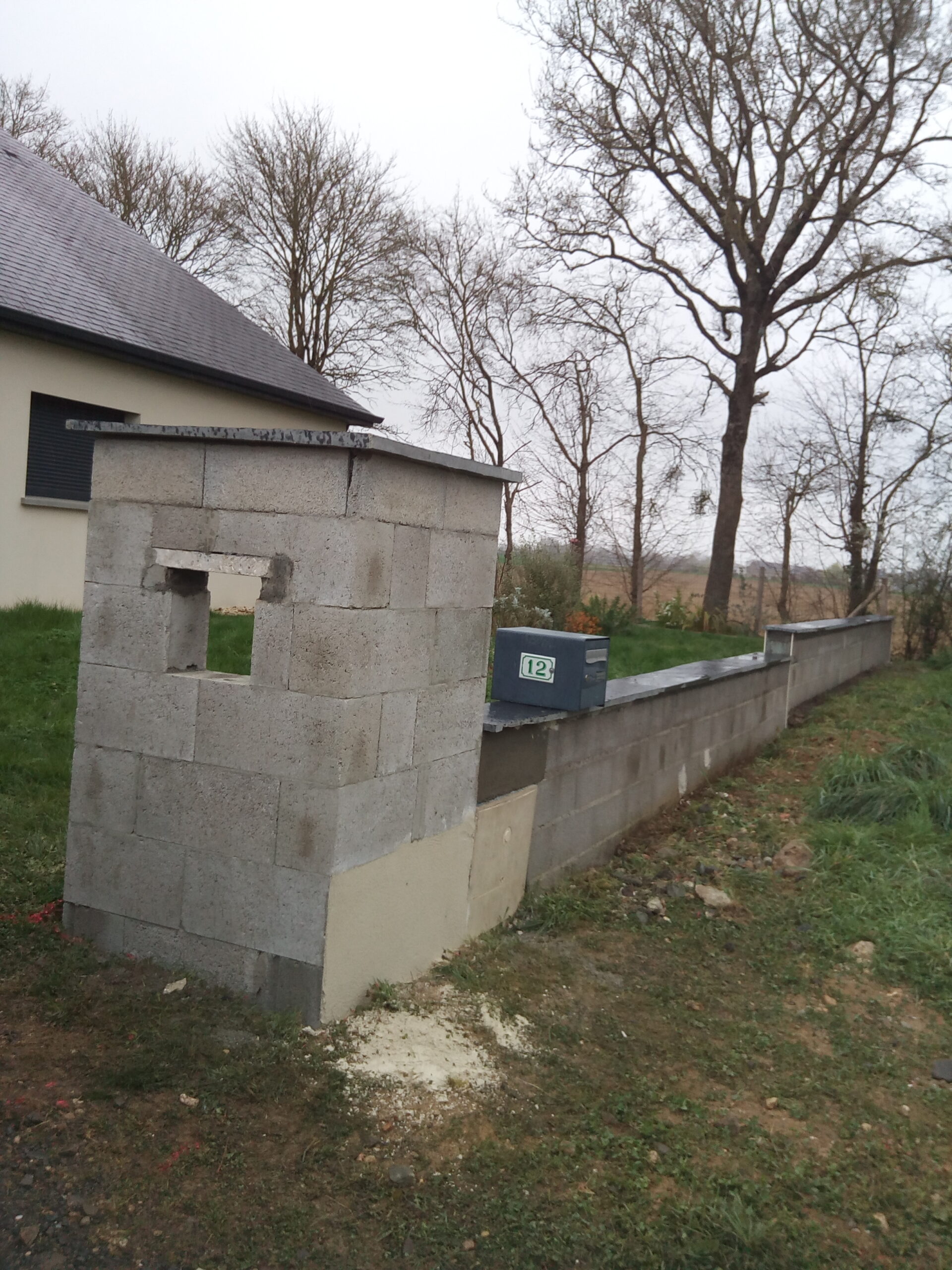 enduit mur gratté - création pilier recouvert plaquette stone nordique