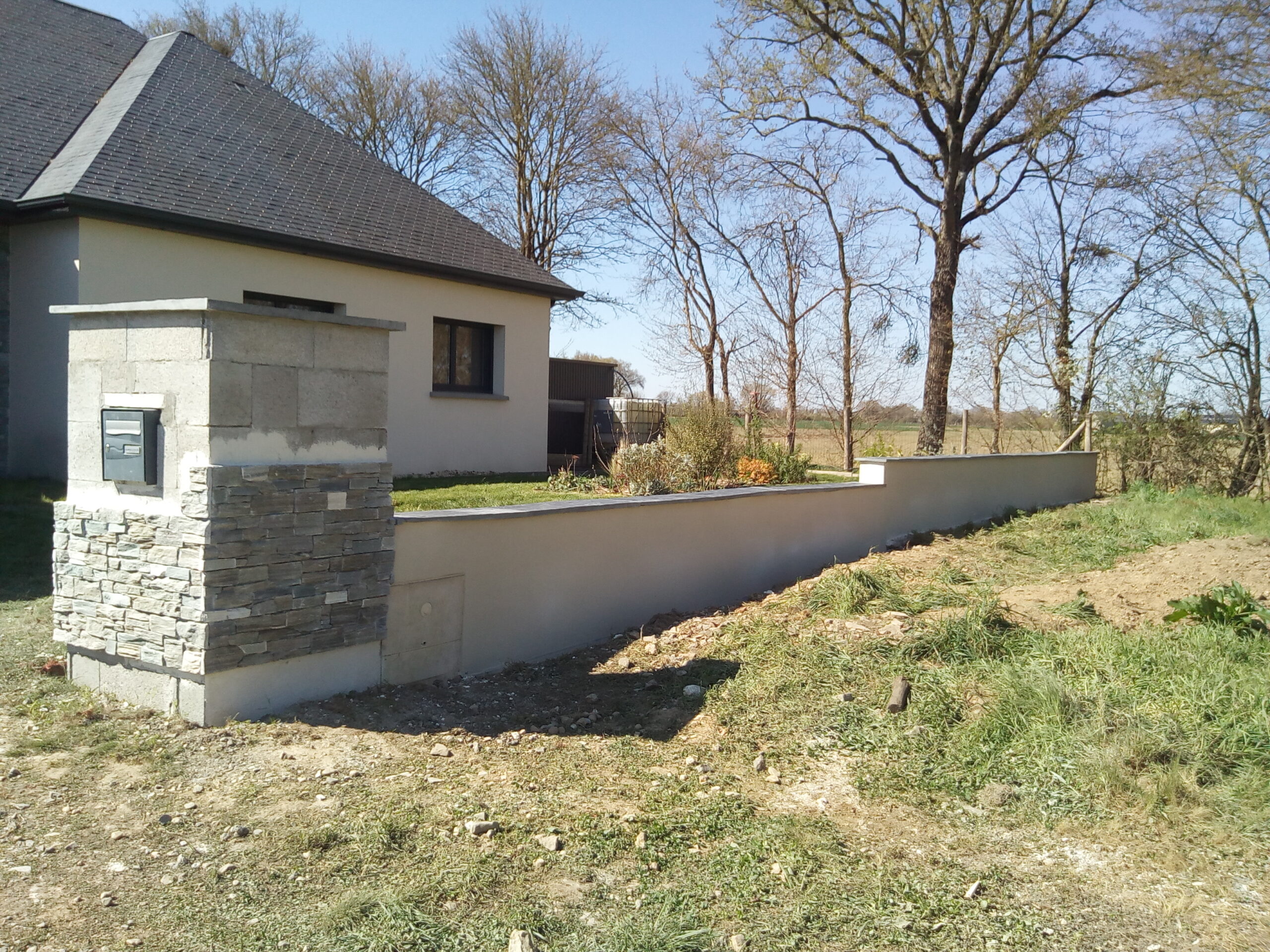 enduit mur gratté - création pilier recouvert plaquette stone nordique