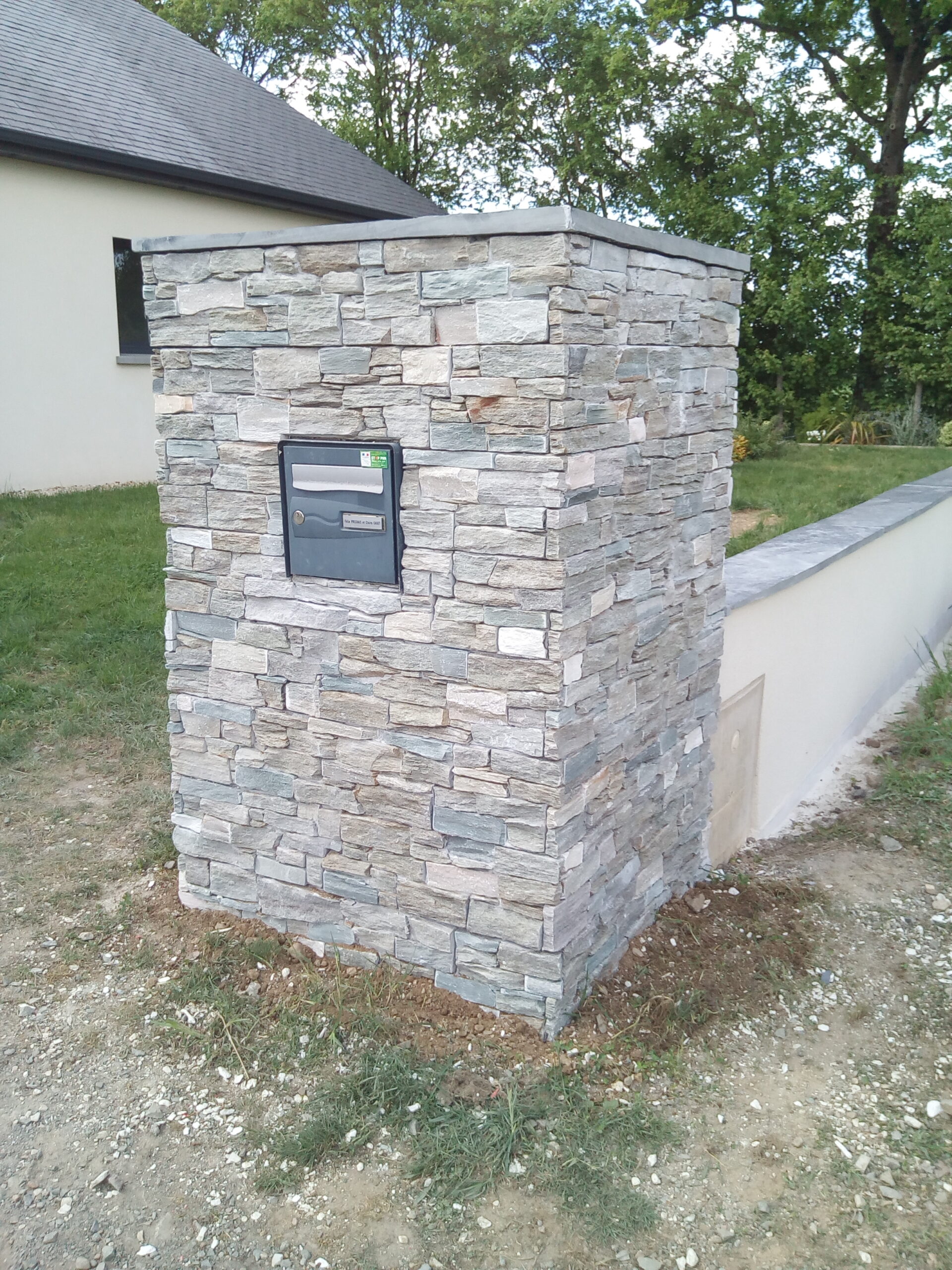 enduit mur gratté - création pilier recouvert plaquette stone nordique
